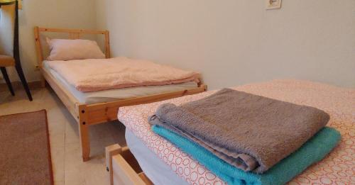 Un pat sau paturi într-o cameră la Kleines Studio 07, für den kurzen Aufenthalt