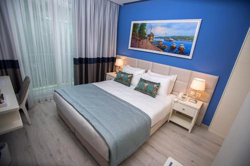 Llit o llits en una habitació de Ravvda Hotel