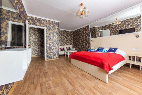 モスクワにあるApartment Hanaka Alma-Atinskayaのベッドルーム1室(赤毛布付きの大型ベッド1台付)