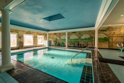 einen Pool in einem Zimmer mit einer Decke in der Unterkunft Dothan National Golf Club and Hotel in Dothan