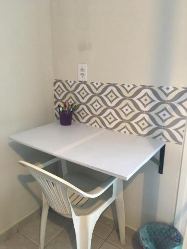 a white desk with a pillow on top of it at Quarto Paulínia 2 in Paulínia
