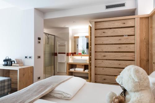 Una cama o camas en una habitación de Family Hotel Serena