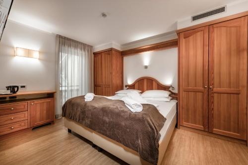 Una cama o camas en una habitación de Family Hotel Serena