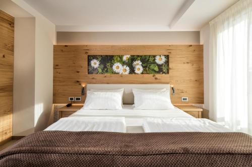 Una cama o camas en una habitación de Family Hotel Serena