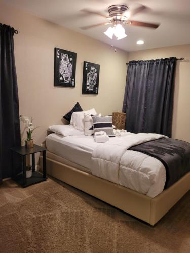 - une chambre avec un grand lit et un ventilateur de plafond dans l'établissement Beautiful 3 bed/2 Bath Cozy Get Away Home, à Las Vegas