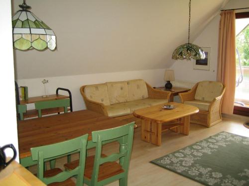salon z kanapą i stołem w obiekcie Haus-Halligblick-Ferienwohnung-Oland w mieście Dagebüll