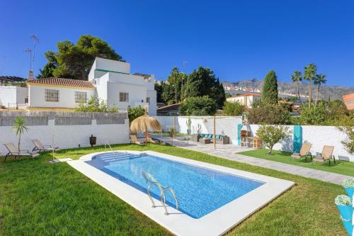 una piscina en el patio trasero de una casa en Villa Mamba By Seric,15' walking to the beach, en Torremolinos