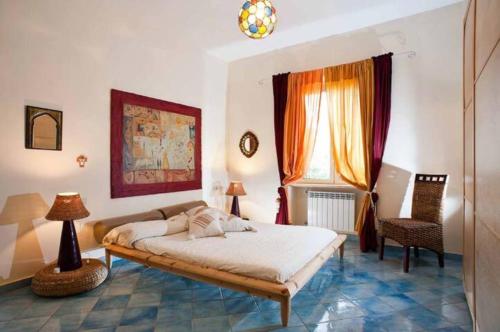 Un dormitorio con una cama grande y una ventana en La Draghina B&B Capri, en Anacapri