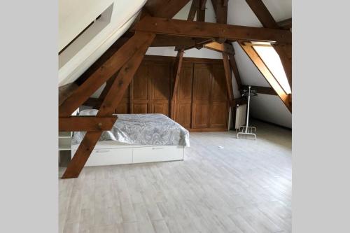 een slaapkamer met een bed op zolder bij Le domaine du Lac in Villecerf