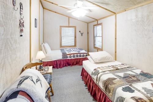 Habitación con 2 camas y mesa con lámpara. en Catfish Cottage B en Eagle River
