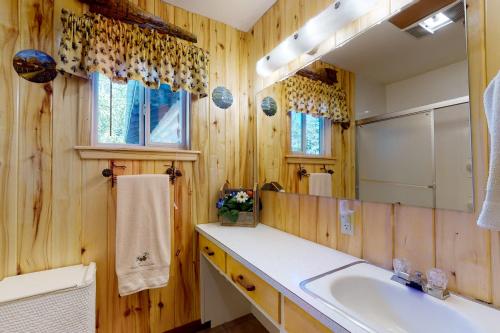 een badkamer met een wastafel en een spiegel bij 3 Pines in South Fork