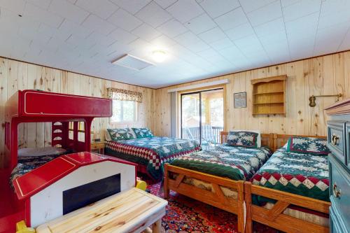 een kamer met 2 bedden en een tv. bij 3 Pines in South Fork