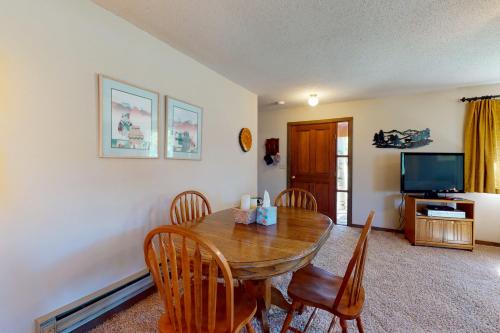 Televisyen dan/atau pusat hiburan di Aspen Retreat Cabin