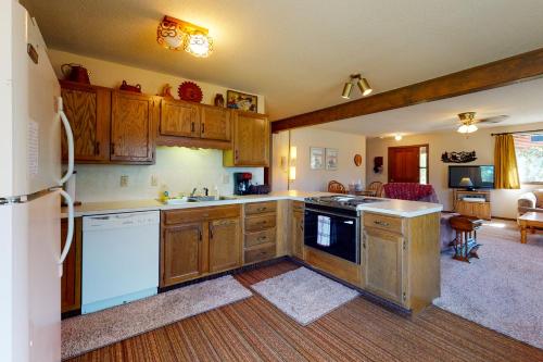 Dapur atau dapur kecil di Aspen Retreat Cabin