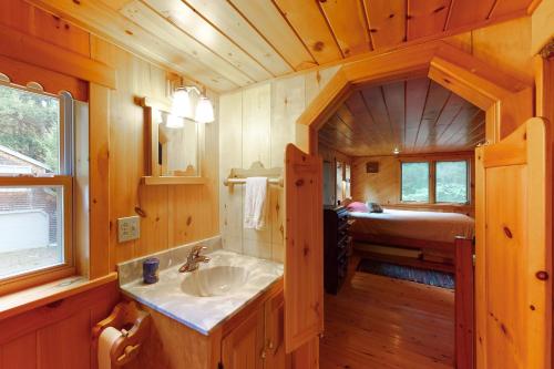 baño con lavabo en una cabaña de madera en Pebble Beach, en The Highlands