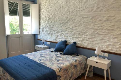 מיטה או מיטות בחדר ב-ROQUES - Casa en primera línea de mar en CADAQUÉS