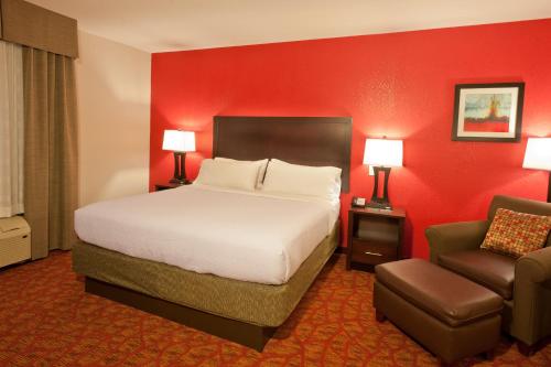 um quarto de hotel com uma cama e uma cadeira em Holiday Inn Guin, an IHG Hotel em Yampertown