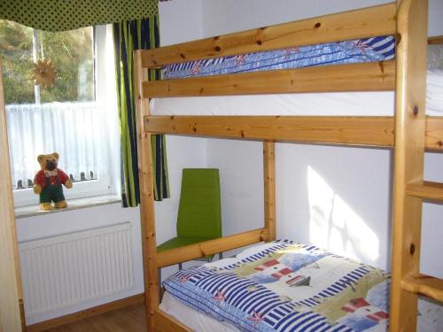 Łóżko piętrowe w pokoju z łóżkiem piętrowym w obiekcie Moin-Moin w mieście Carolinensiel