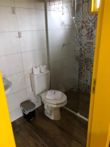 un bagno con wc e doccia di CASA DI PECORA - POUSADA RURAL a Lauro Müller