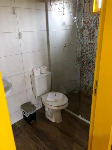 uma casa de banho com um WC e um chuveiro em CASA DI PECORA - POUSADA RURAL em Lauro Müller
