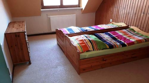a bedroom with two bunk beds and a window at Ferienhaus-am-Tor-zur-Insel-Usedom in Murchin