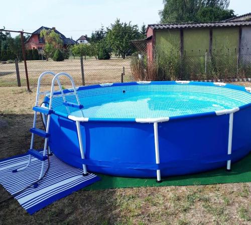 a large blue inflatable pool in a yard at Ferienhaus-am-Tor-zur-Insel-Usedom in Murchin