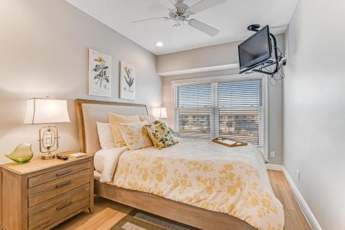 Un pat sau paturi într-o cameră la Big O Beach - White Sands Townhomes