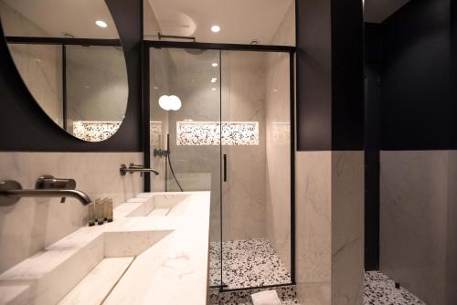 Et badeværelse på MBM - Luxury apartments PARIS CENTER