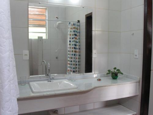 a bathroom with a sink and a mirror at Pousada Casa da Edinha in Ilha de Boipeba