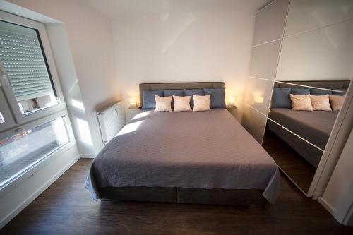 - une petite chambre avec un lit et une fenêtre dans l'établissement Ferienwohnung Lisa, à Winsen