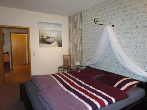 Wulfen auf FehmarnにあるFerienwohnung-Franzmannのベッドルーム1室(ベッド1台付)、