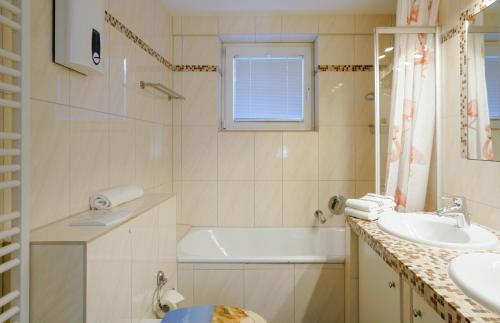 uma casa de banho com uma banheira e um lavatório em Haus-Carola-App-11-Sylter-Seestern em Wenningstedt