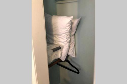 uma almofada numa prateleira num quarto em The Comfi Coral - 2 Bed Apartment Home Studio B em Baytown