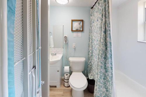Baño pequeño con aseo y lavamanos en The Comfi Coral - 2 Bed Apartment Home Studio B, en Baytown