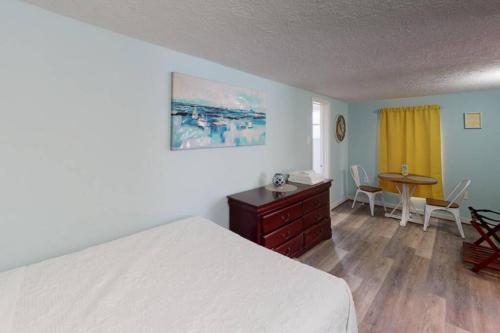 a bedroom with a bed and a desk and a table at The Comfi Coral - 2 Bed Apartment Home Studio B in Baytown