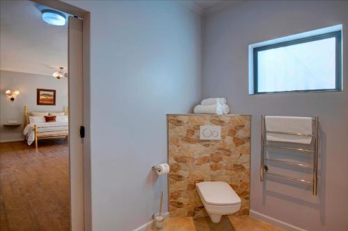 Un baño de Amour Guest House