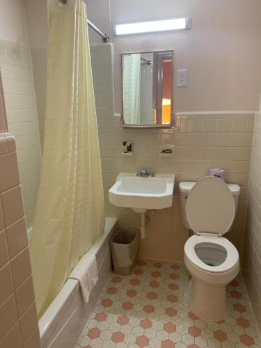 Towne Inn في غلاسكو: حمام مع مرحاض ومغسلة