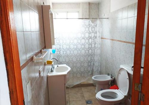Baño pequeño con aseo y lavamanos en Sosiego, Gesell en Villa Gesell
