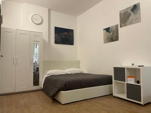 - une chambre avec un lit et une horloge murale dans l'établissement My House, à Montesilvano
