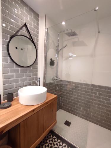 ein Badezimmer mit Waschbecken und Dusche in der Unterkunft APARTAMENT MIJAS BEACH, ÁNGEL in La Cala de Mijas