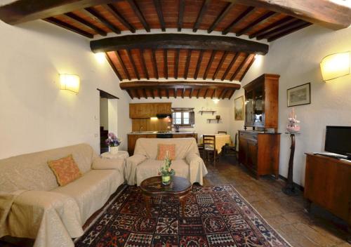 un soggiorno con divano e tavolo di Residence Il Casale a Cortona