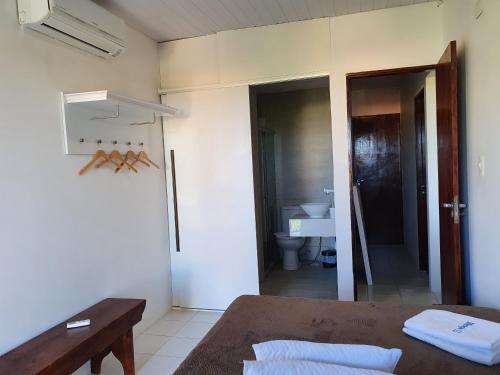 Ένα μπάνιο στο Condomínio Merepe Residence Duplex