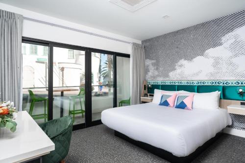 Un pat sau paturi într-o cameră la Bellanca Hotel