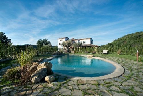 ein Pool in einem Hof mit einem Haus im Hintergrund in der Unterkunft Coroncina in Belforte del Chienti