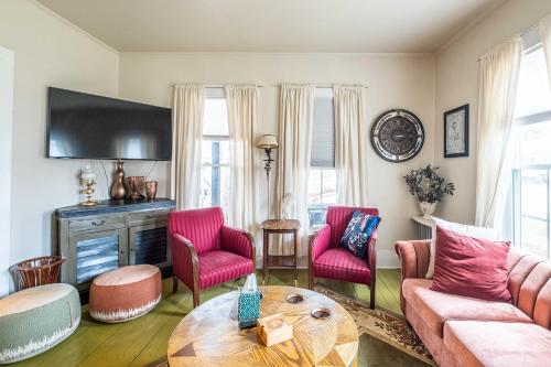 ein Wohnzimmer mit einem Sofa, Stühlen und einem Tisch in der Unterkunft River Moon Retreat - Historic House with 8 Bedrooms, Hot Tub, On The River, High Speed WiFi 