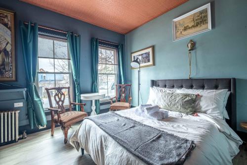 Un pat sau paturi într-o cameră la River Moon Retreat - Historic House with 8 Bedrooms, Hot Tub, On The River, High Speed WiFi