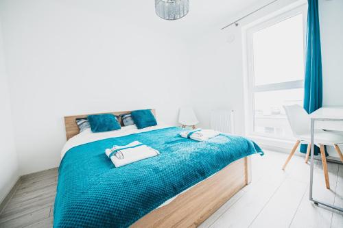 Un pat sau paturi într-o cameră la Apartments Drewnowska 43