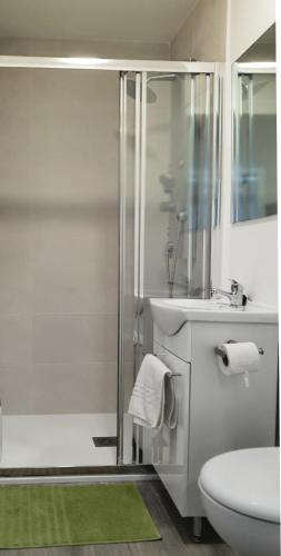 a bathroom with a shower and a toilet and a sink at Suite by Hawkins Exterior 2B in Algeciras