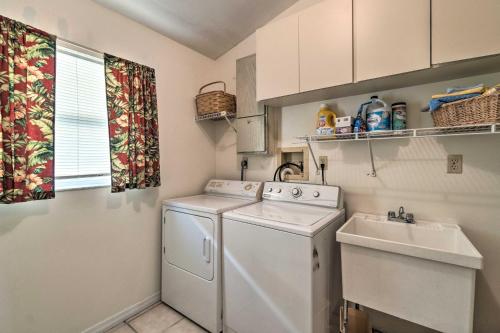 lavadero con lavadora y fregadero en Canalfront Home with Private Dock - 5 Mi to Beaches!, en Englewood