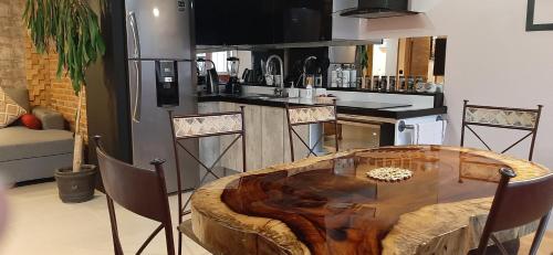 cocina con mesa de madera y nevera en Apartments in Casa Iris Downtown, Luxury and Modern Coliving space, en Querétaro